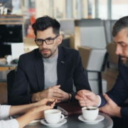 Höfliche Gespräche ohne klare Entscheidungen? Expertin Ursula Vranken erklärt, warum "Das klingt interessant" meist NEIN bedeutet und wie Sie echte Klarheit in Business-Meetings erreichen. 6 praktische Strategien