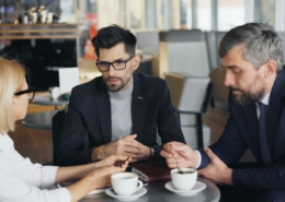Höfliche Gespräche ohne klare Entscheidungen? Expertin Ursula Vranken erklärt, warum "Das klingt interessant" meist NEIN bedeutet und wie Sie echte Klarheit in Business-Meetings erreichen. 6 praktische Strategien