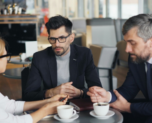 Höfliche Gespräche ohne klare Entscheidungen? Expertin Ursula Vranken erklärt, warum "Das klingt interessant" meist NEIN bedeutet und wie Sie echte Klarheit in Business-Meetings erreichen. 6 praktische Strategien