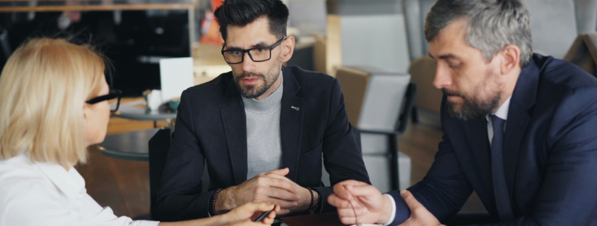 Höfliche Gespräche ohne klare Entscheidungen? Expertin Ursula Vranken erklärt, warum "Das klingt interessant" meist NEIN bedeutet und wie Sie echte Klarheit in Business-Meetings erreichen. 6 praktische Strategien