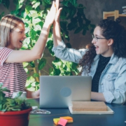 8 Gründe warum alternative Mitbestimmung für Unternehmer und Arbeitgeber interessant ist Die traditionelle Betriebsratsstruktur gerät zunehmend unter Druck. Moderne Unternehmen und ihre Mitarbeitenden suchen nach zeitgemäßen Formen der Zusammenarbeit, die Agilität mit echter Partizipation verbinden. Alternative Mitbestimmung ist im Trend. Modelle wie Kulturräte, Mitarbeiterboards oder Belegschaftsausschüsse bieten innovative Lösungen, die besonders für Arbeitgeber erhebliche Vorteile bieten.