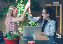 8 Gründe warum alternative Mitbestimmung für Unternehmer und Arbeitgeber interessant ist Die traditionelle Betriebsratsstruktur gerät zunehmend unter Druck. Moderne Unternehmen und ihre Mitarbeitenden suchen nach zeitgemäßen Formen der Zusammenarbeit, die Agilität mit echter Partizipation verbinden. Alternative Mitbestimmung ist im Trend. Modelle wie Kulturräte, Mitarbeiterboards oder Belegschaftsausschüsse bieten innovative Lösungen, die besonders für Arbeitgeber erhebliche Vorteile bieten.