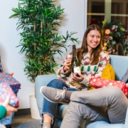 Satire-Guide für Führungskräfte: 7 Fehler, mit denen Sie jede Weihnachtsfeier ruinieren – garantiert Karrierekiller. Lesen, lachen, besser machen!