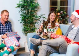 Satire-Guide für Führungskräfte: 7 Fehler, mit denen Sie jede Weihnachtsfeier ruinieren – garantiert Karrierekiller. Lesen, lachen, besser machen!