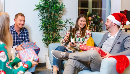 Satire-Guide für Führungskräfte: 7 Fehler, mit denen Sie jede Weihnachtsfeier ruinieren – garantiert Karrierekiller. Lesen, lachen, besser machen!