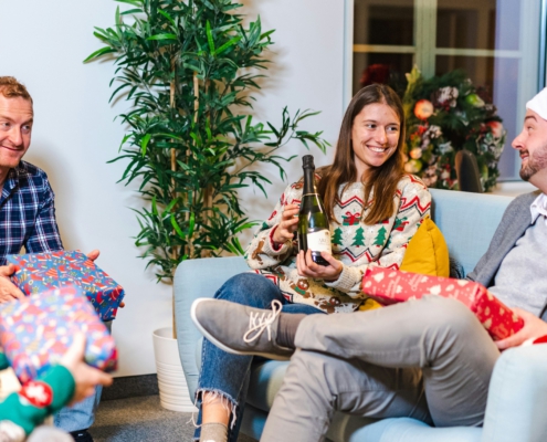 Satire-Guide für Führungskräfte: 7 Fehler, mit denen Sie jede Weihnachtsfeier ruinieren – garantiert Karrierekiller. Lesen, lachen, besser machen!