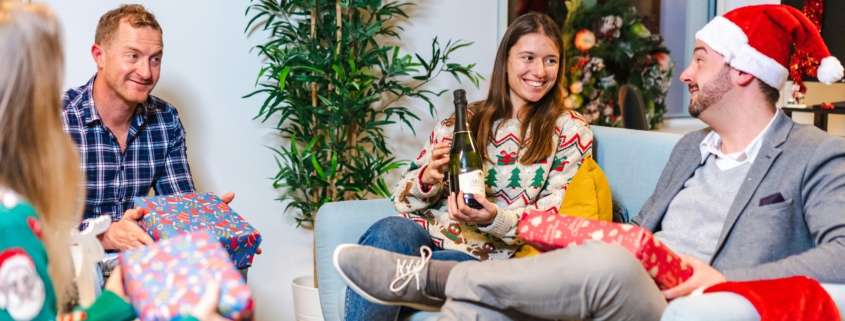 Satire-Guide für Führungskräfte: 7 Fehler, mit denen Sie jede Weihnachtsfeier ruinieren – garantiert Karrierekiller. Lesen, lachen, besser machen!