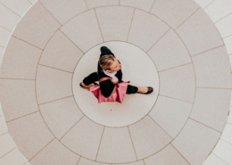 Flache Hierarchien brauchen Delegation, nicht Titel. Echte Selbstverantwortung im Team entsteht nicht durch weniger Hierarchie, sondern durch Delegation. So gelingt der Wandel.