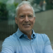Babyboomer gehen nicht, weil sie müde sind. Sie gehen, weil wir sie nicht halten. Warum verlassen Babyboomer den Arbeitsmarkt wirklich? Zahlen, Hintergründe und konkrete Maßnahmen für Betroffene, Führungskräfte und HR, damit wertvolle Erfahrung im Unternehmen bleibt.